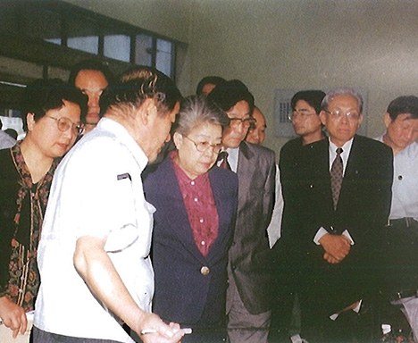 1999年省长柴松岳陪同国务院副总理吴仪参观米乐网页版投资企业